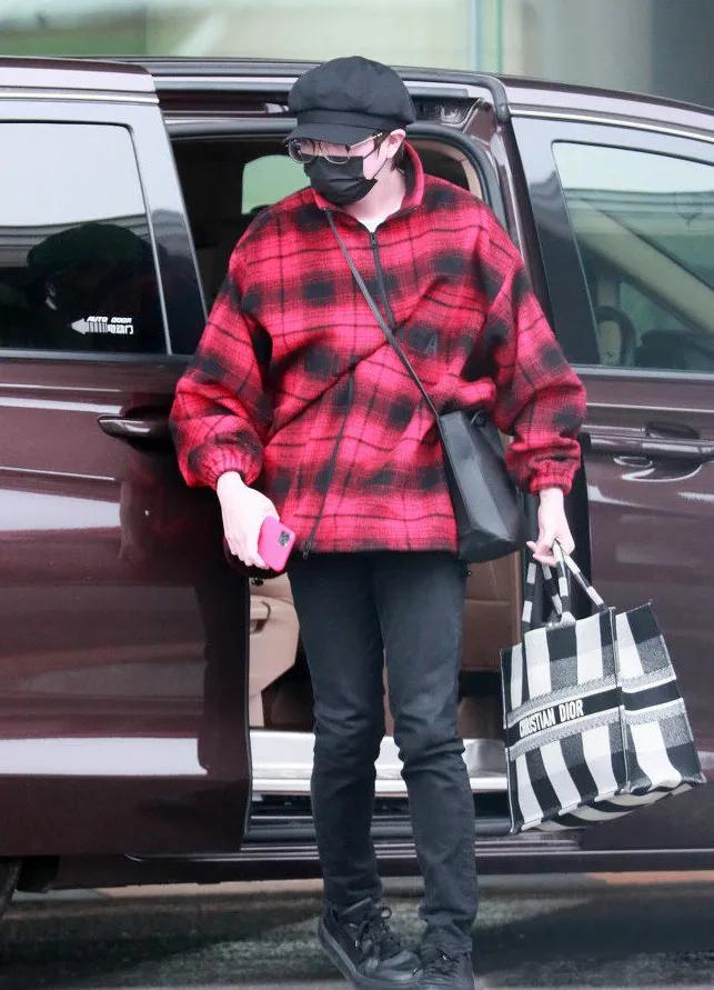 防疫造型大赛第二弹，杨幂热巴刘雯...戴口罩也挡不住的时髦感