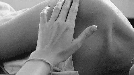 手脚干裂皮肤又厚又痒怎么办,冬天手脚干裂起皮怎么治疗