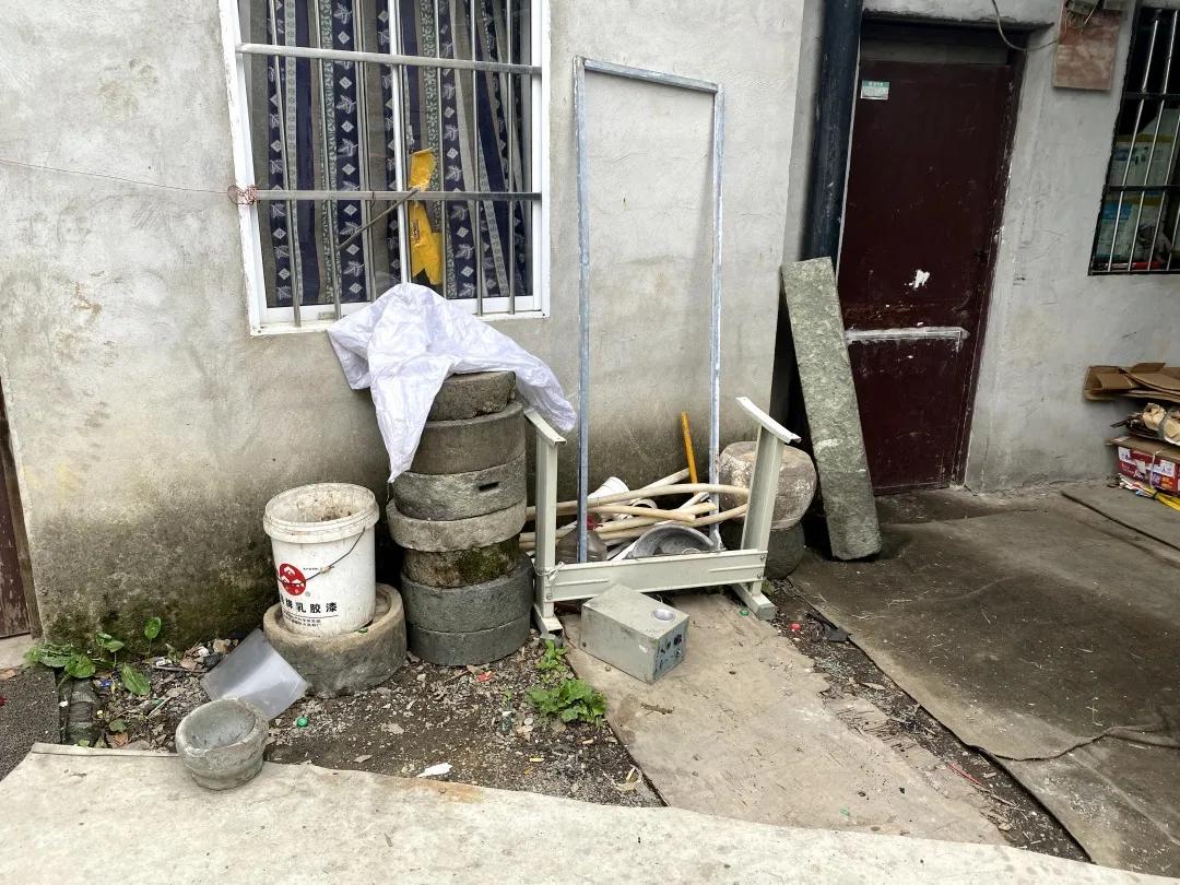 杭州5名男子偷石头,男子连偷12个井盖卖500