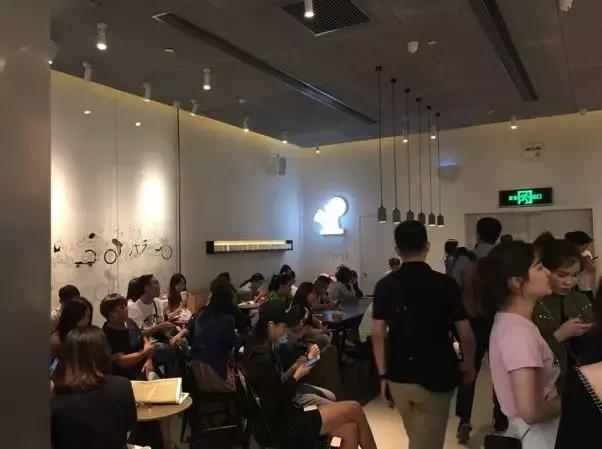 我们走访了最火的9家奶茶店,记者走访测评全市多家品牌奶茶店