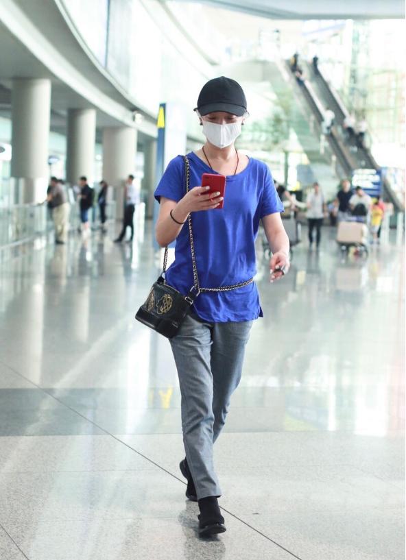 周迅也是小个子穿搭典范,周迅穿露肩裙扎马尾秀身材