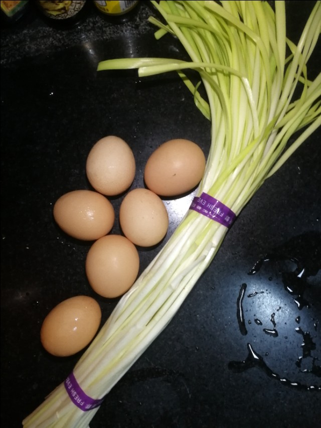 鸡蛋与它是“黄金搭档”,这样炒,出锅鲜香开胃,满满一盘是营养