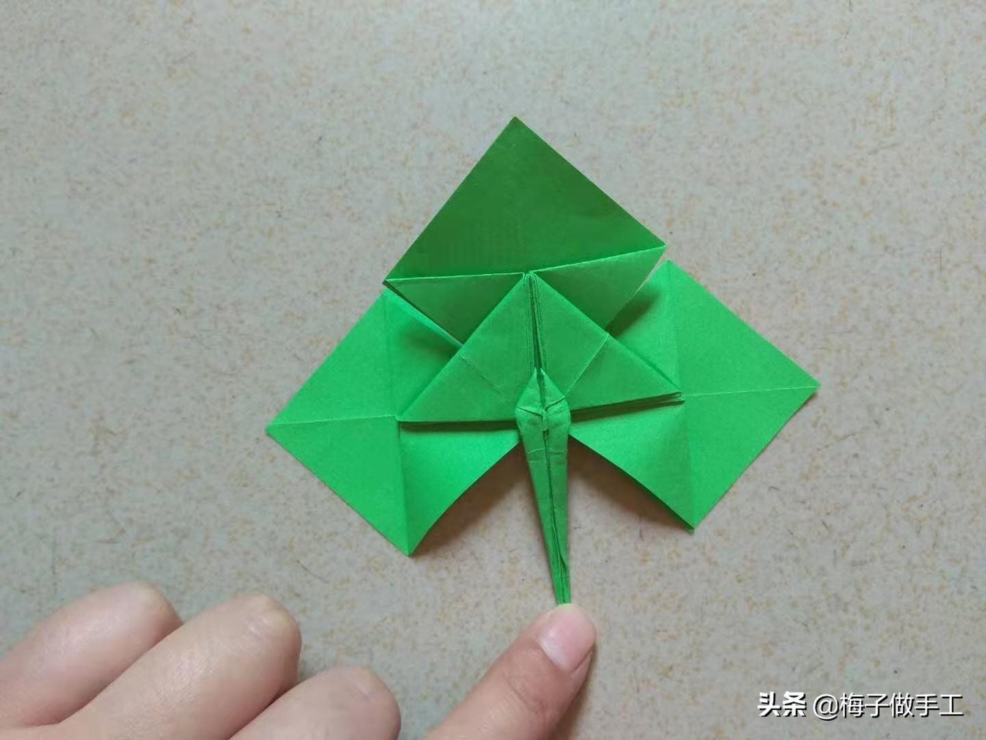 折纸玫瑰怎么折又简单又漂亮,海绵纸折玫瑰花的步骤图解