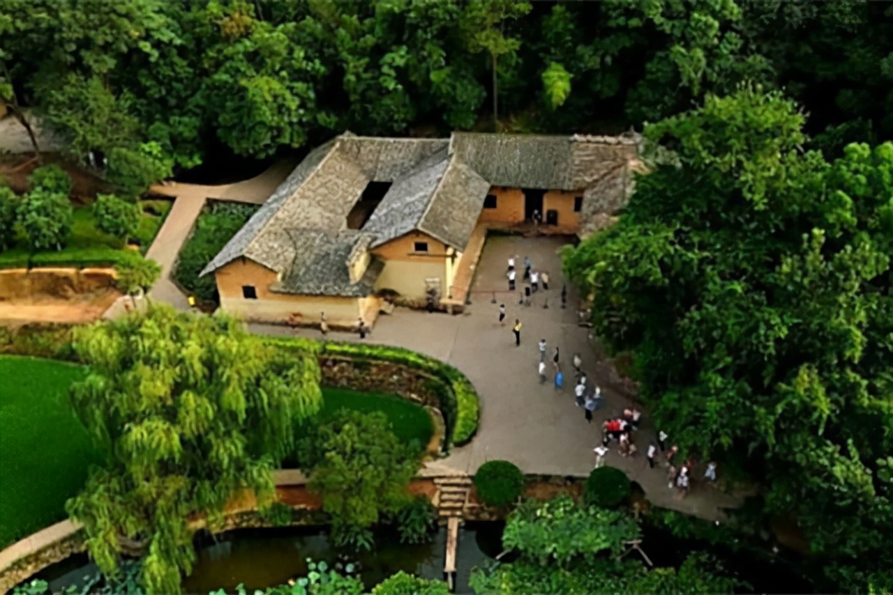 毛主席看到与母亲的合影,激动地用土话问道:咯是从哪里拱出来的