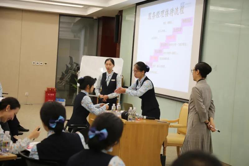 银行厅堂服务礼仪培训,人民银行开展知识培训会