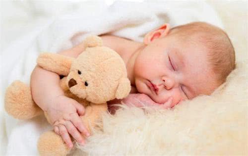 新生婴儿夜里一直哭个不停,婴儿一直哭要抱着才能睡怎么办