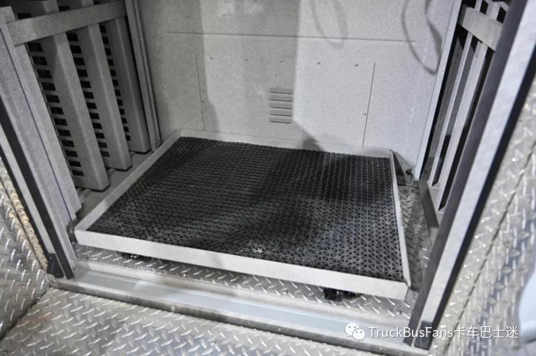 豪士科超高层供液消防车,供液能力达到420米,采用550马力底盘