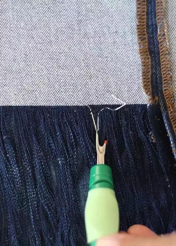 牛仔裤怎么改造成破洞流苏,旧牛仔裤腿简单变裙子