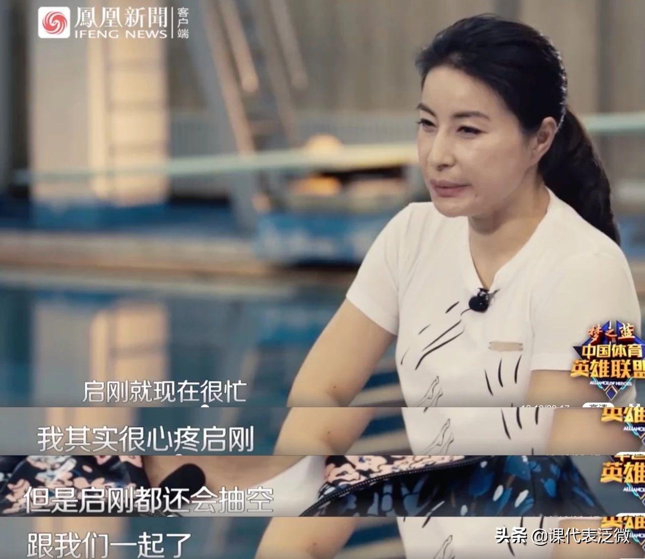 郭晶晶背着爱马仕的包,郭晶晶拎13万的爱马仕