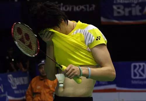 羽毛球拍掉磅,羽毛球拍弯了怎么办