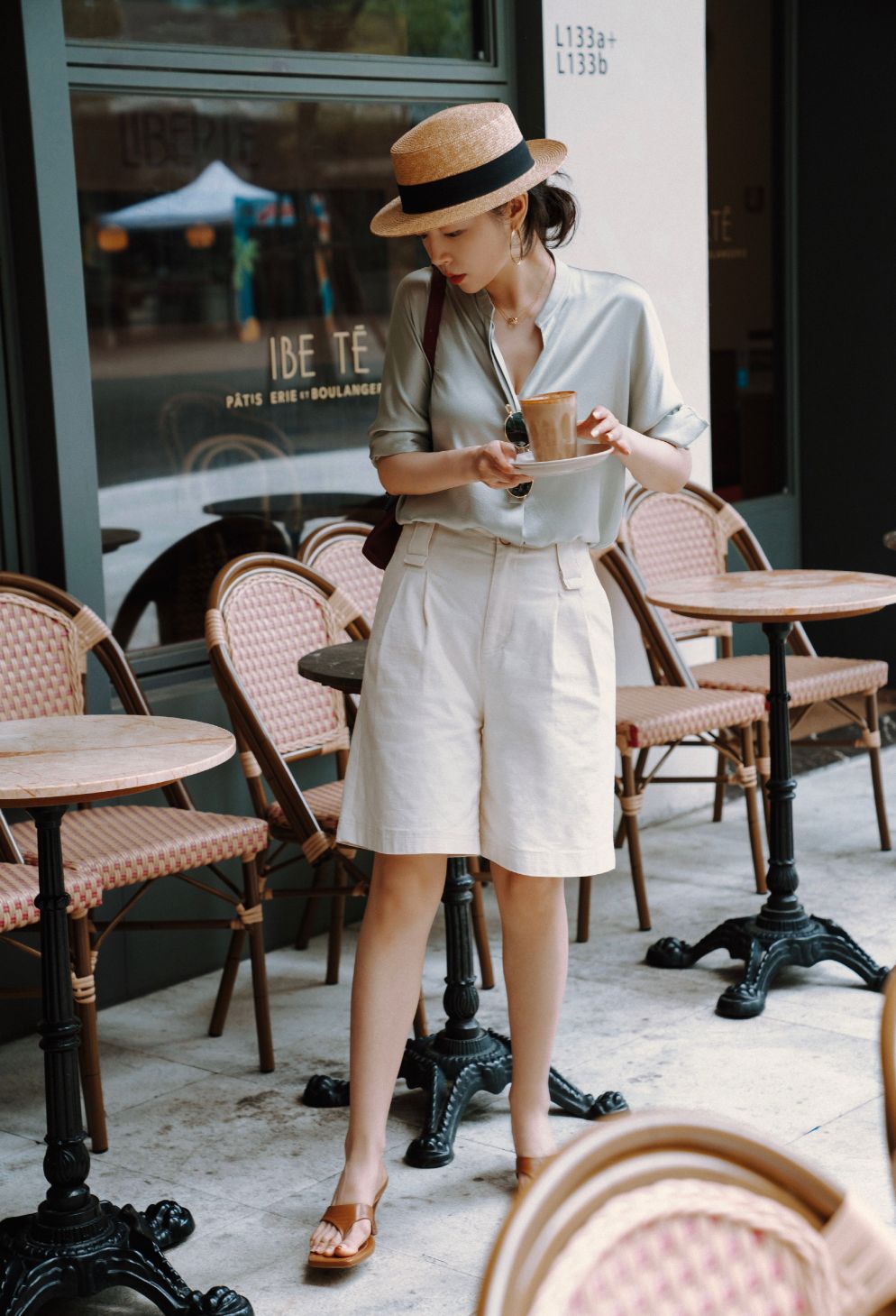 高腰雪纺衫搭配阔腿裤,缎面条纹雪纺衫这样穿时尚洋气