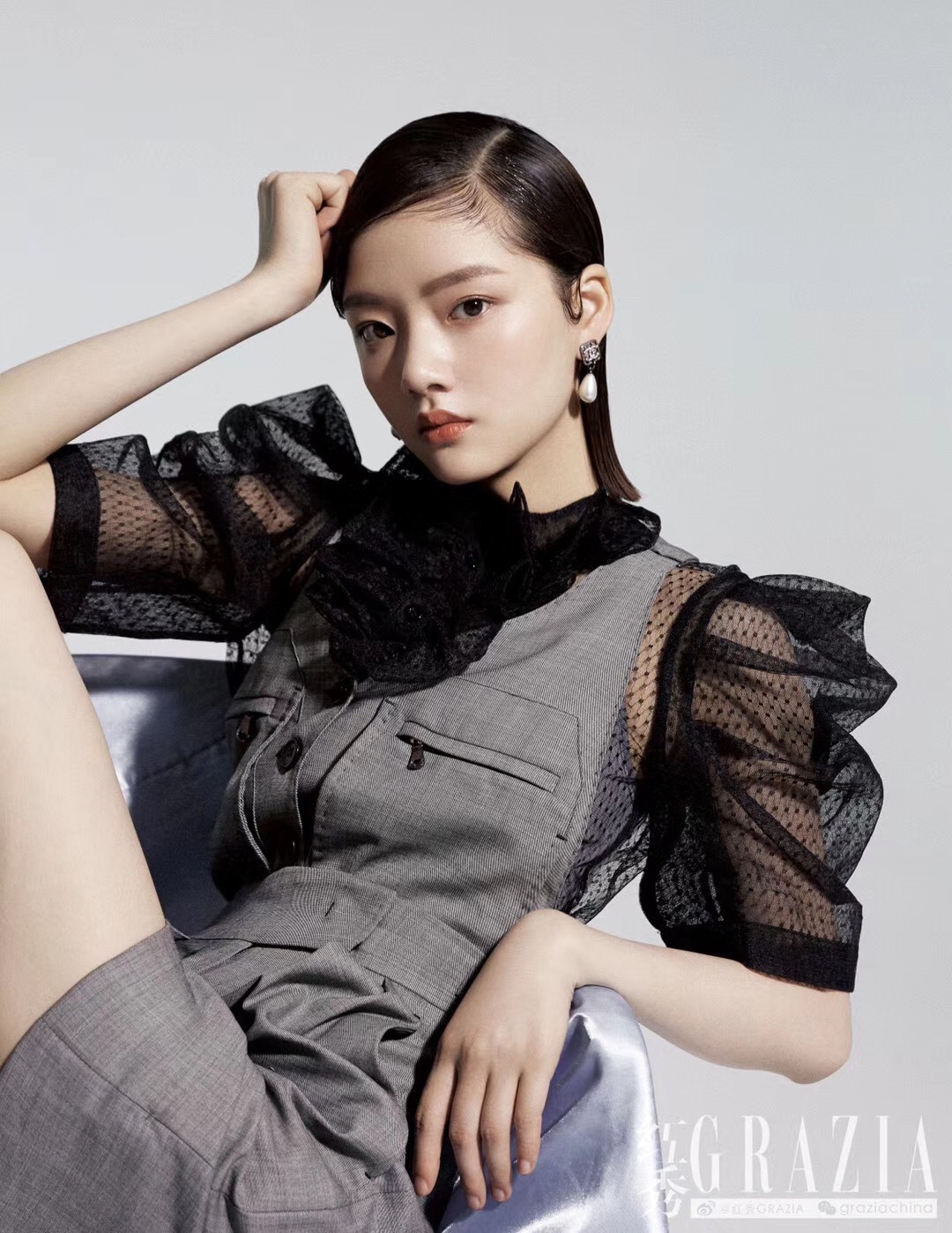 这时尚表现力绝了，任敏黑色上衣搭配粉色长裤，坚毅眼神格外吸睛