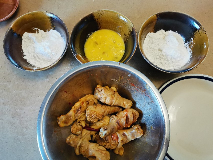 炸鸡腿怎么弄才能外焦里嫩,炸鸡腿如何避免里面没熟