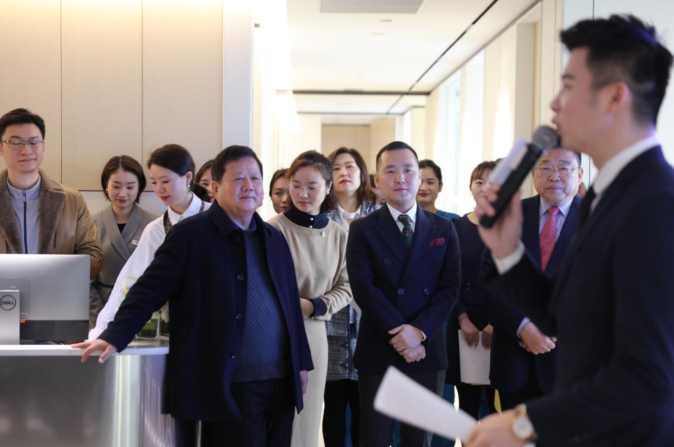 堪比宝马5系西诺德sinius牙椅世家口腔香格里拉医学中心开业亮剑