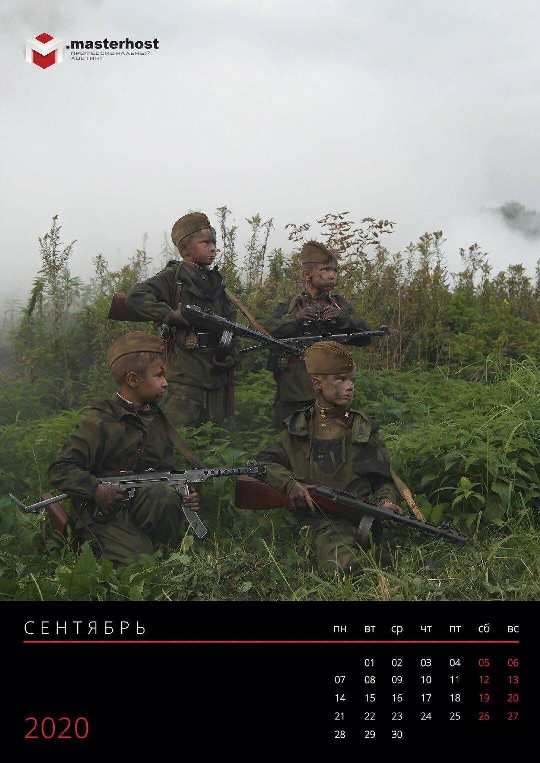 战斗民族的萌娃月历:孩子们手持冲锋枪登上坦克,再现二战场景