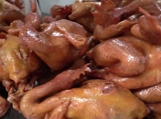 山东美女靠一锅盐发家,3年开8家店,月入至少30万,全城独一份