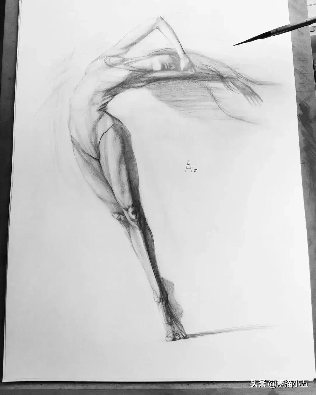 他画的素描无与伦比,他画的画栩栩如生让人拍案叫绝