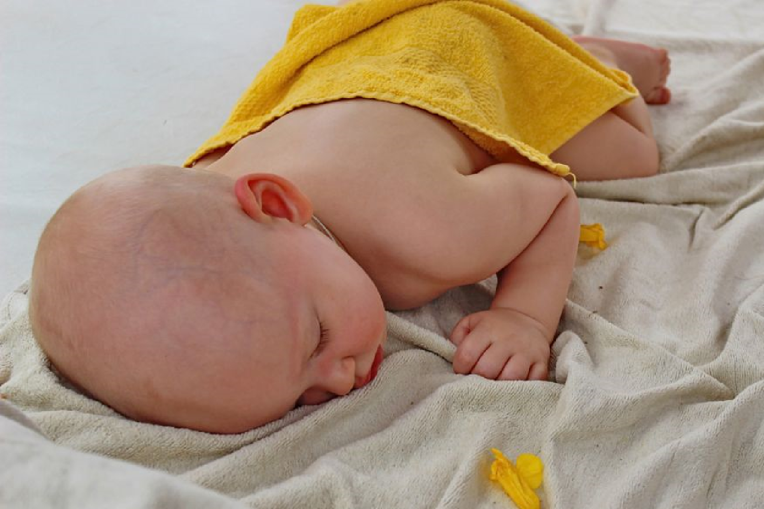 新生儿到底要不要戴帽,新生儿需要戴帽子保护脑门吗