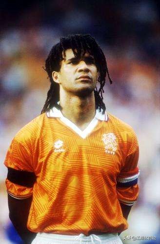 古利特球员生涯踢什么位置,古利特现实踢球