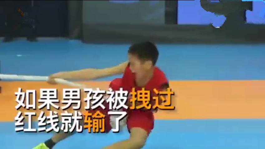 小学拔河比赛，一步之遥决不放弃，结果出现逆转，网友：必成大器