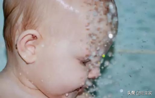 每次洗澡宝宝都要跟着怎么办,孩子每次洗澡起来都哭闹怎么回事