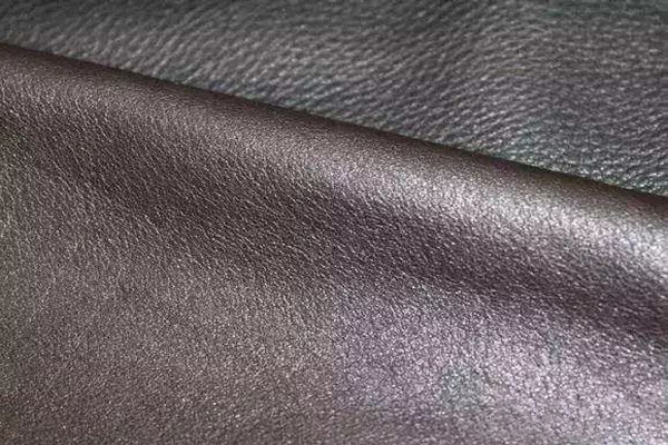 怎么分辨车内饰是不是真皮,汽车内饰真皮怎么辨别真假