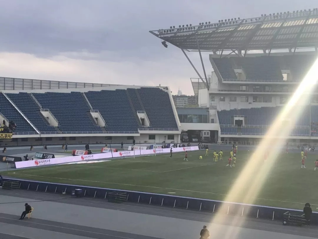 6000北体大学子围观主场首秀，150辆大巴拉不来中国校园体育文化