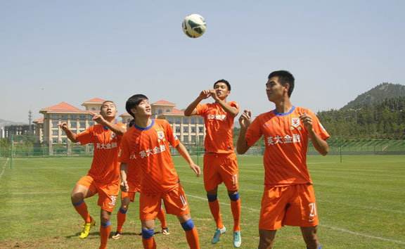 鲁能为中国足球提供李霄鹏方案,鲁能新赛季重点考察年轻队员