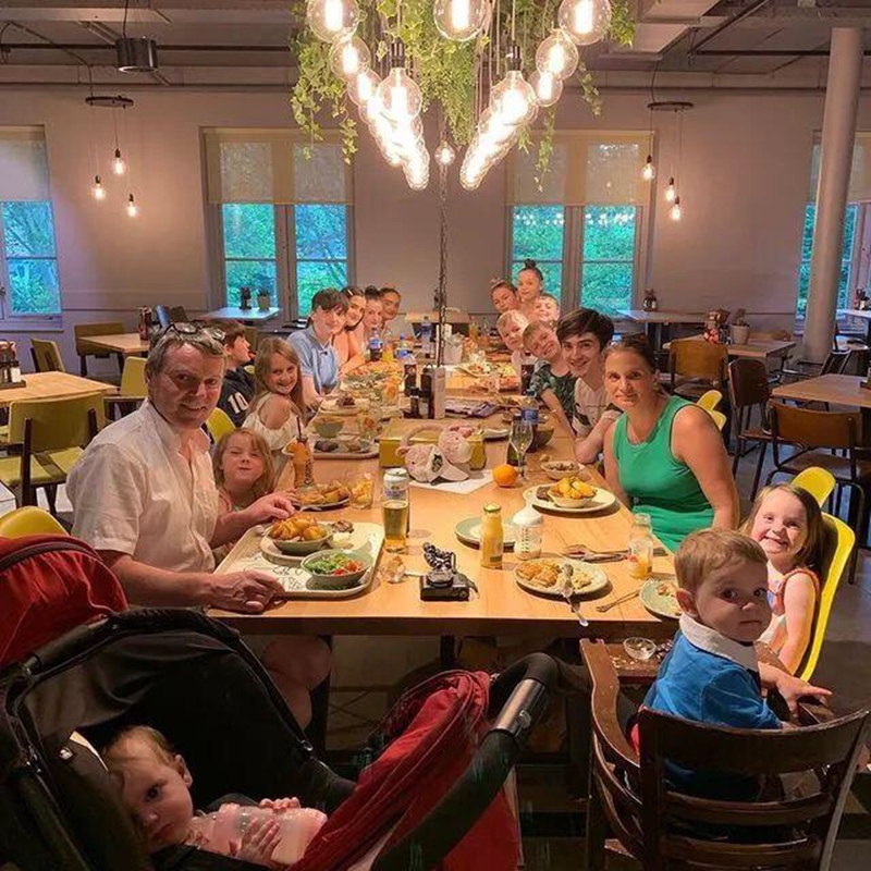 英国夫妻生22个孩子喝三桶牛奶,英国夫妻生22个孩子纪录片