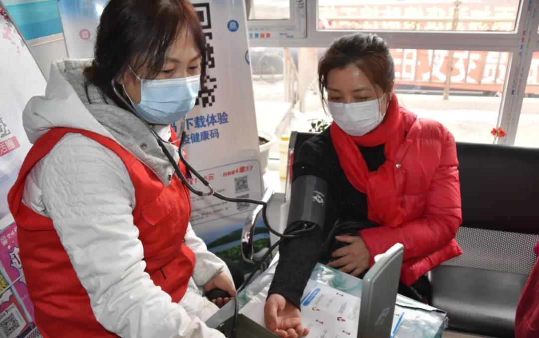 调兵山市晨光逢“暖阳”文明进社区