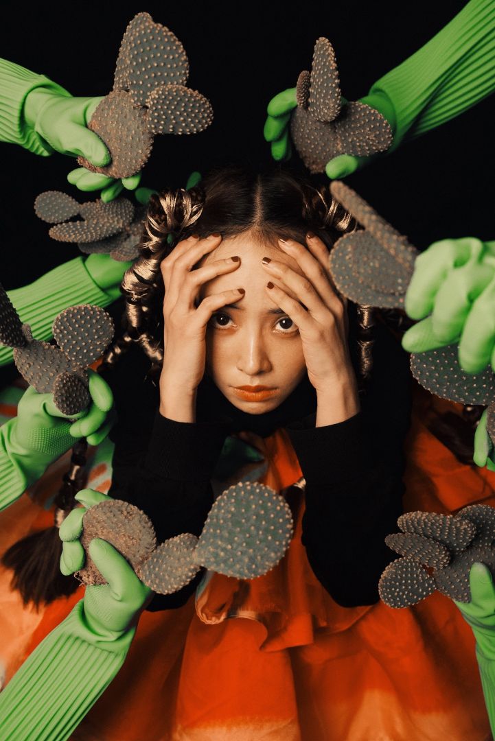 在恳求美丽的90年代不畏惧众人眼光PRADA掀起“丑陋时髦”风潮