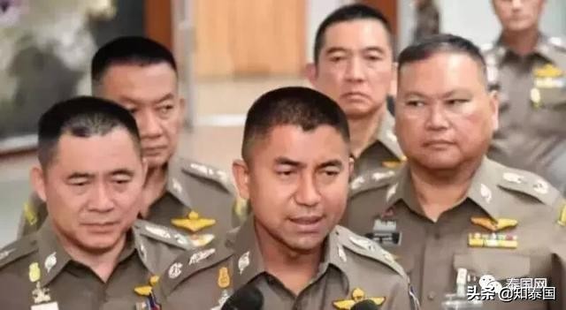 *弹子**警告!素拉切的车,在路边被枪手打成了马蜂窝……