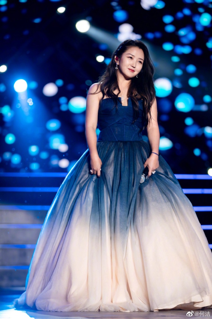 何洁晒照长裙飘飘仙气十足，粉丝贴上没修过的照片评论：注意身体