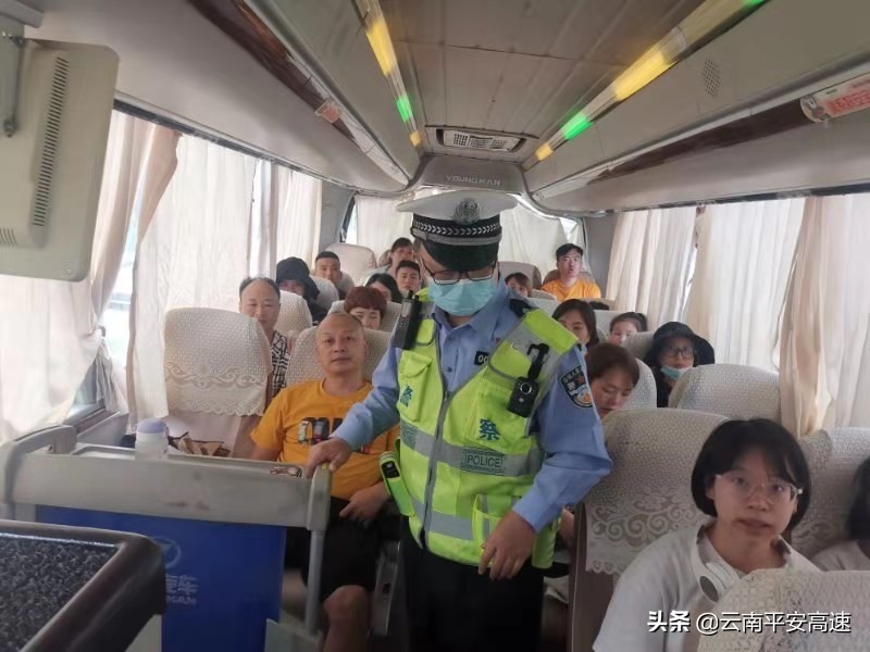 平安高速365|送平安！昆楚交警一小时登车检查139辆旅游大巴温馨提示3000余人“带”上安全