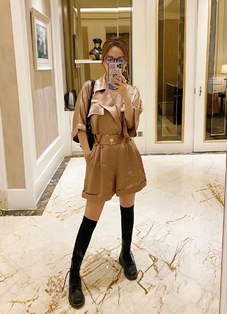 吴昕吊带露背装,吴昕穿红色中筒袜