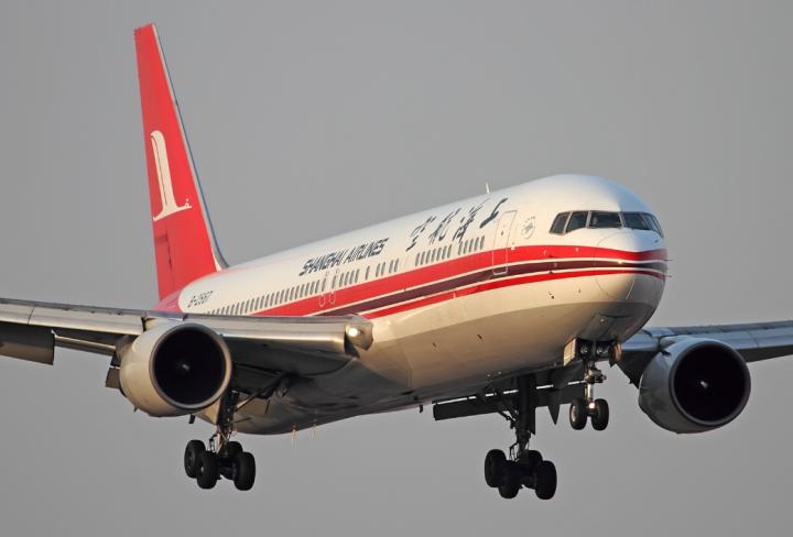 飞机降落前驾驶是如何对准跑道的,飞机降落如何通过雷达对准跑道