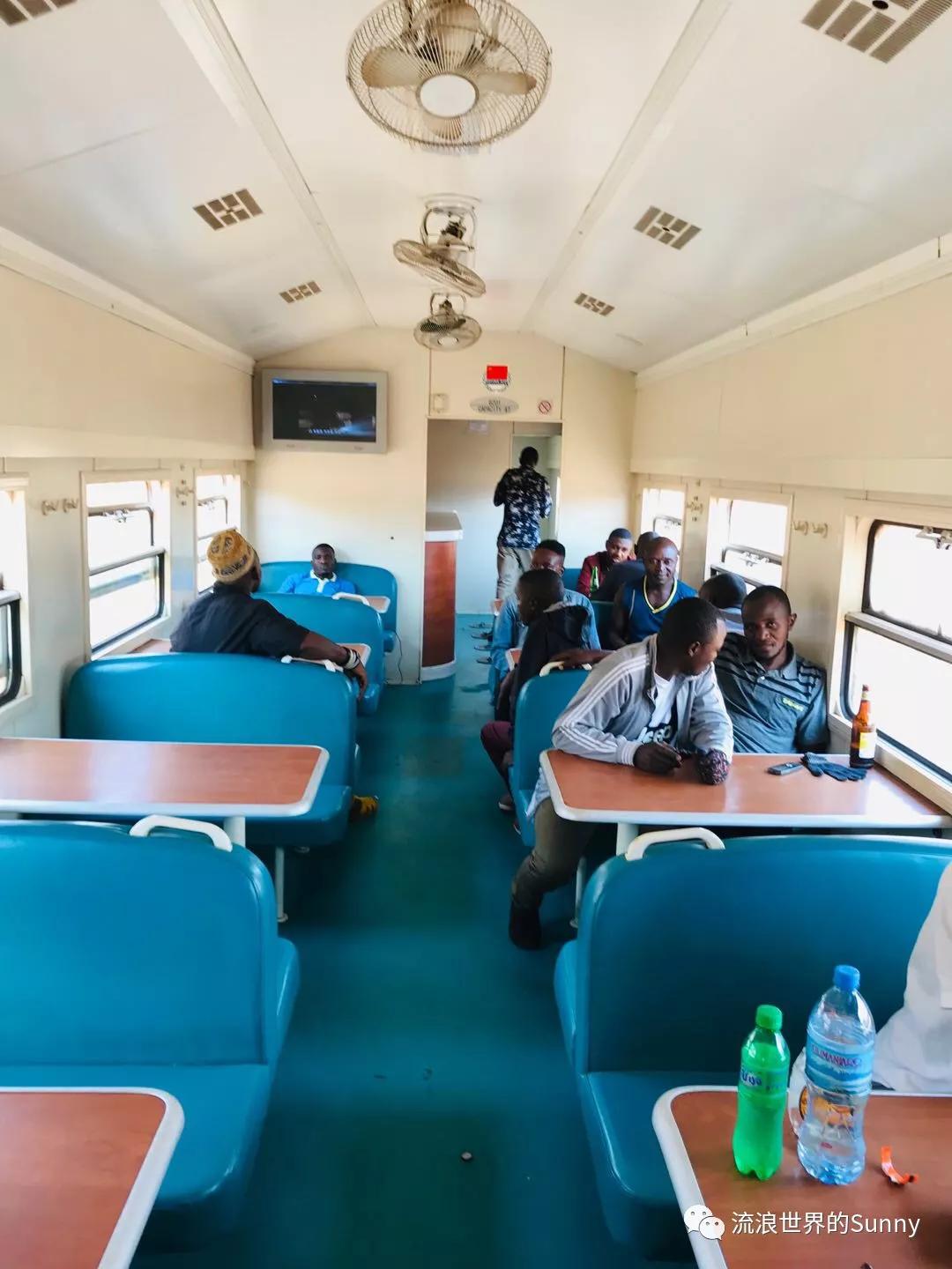 流浪非洲，乘坐中国援建火车去赞比亚，满满的亲切