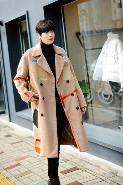 男生穿卡其色的风衣怎么搭,男生卡其色衣服内搭怎么搭配
