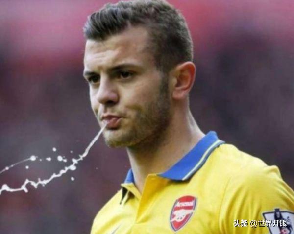 足球运动员为什么喝水要吐出来,为什么足球运动员喝了饮料吐出来