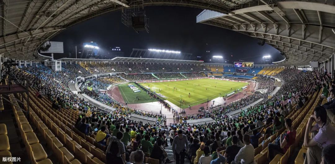 胡同看足球,胡同里踢足球教学视频