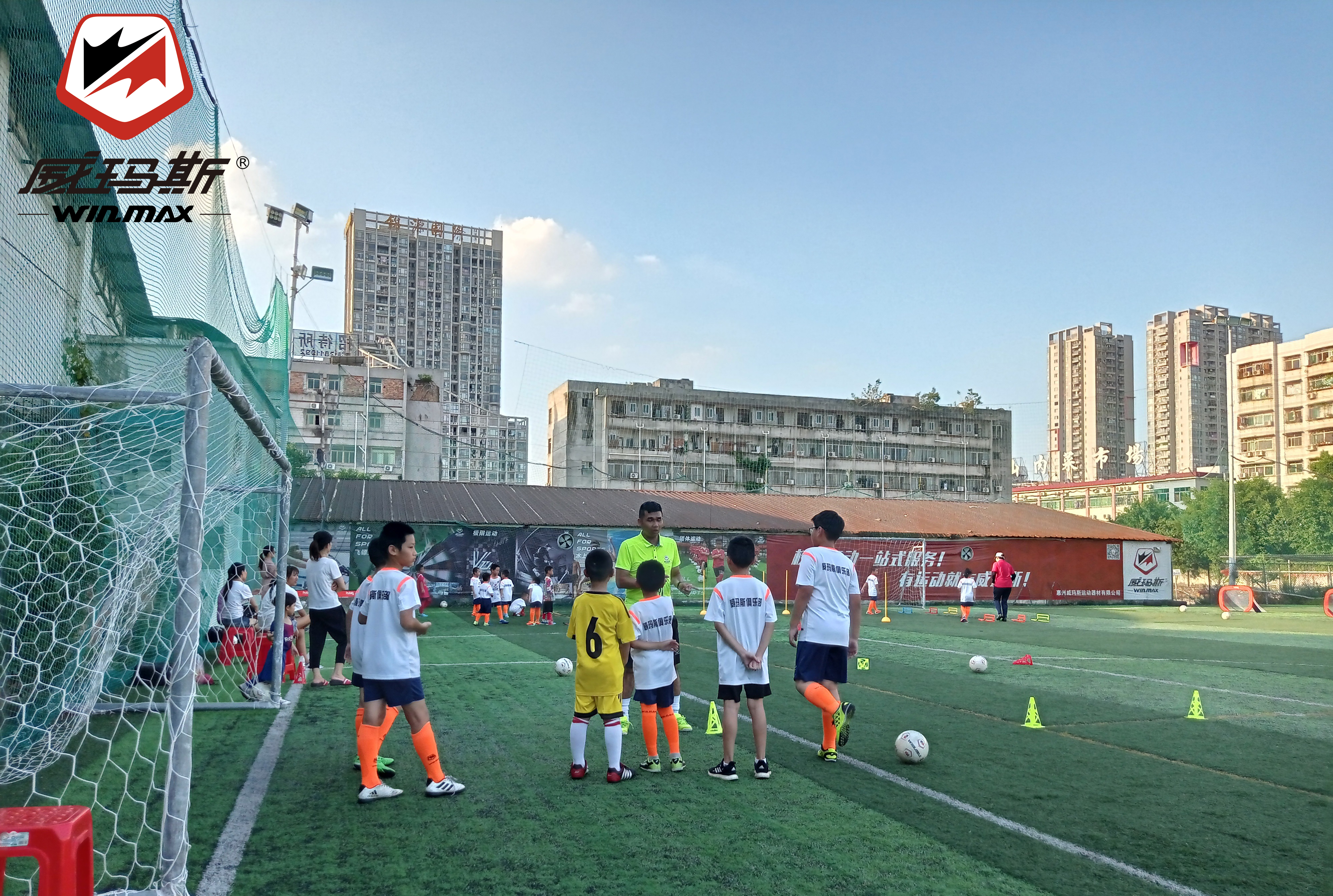 足球运动员吐口水,为什么足球比赛球员总吐唾沫