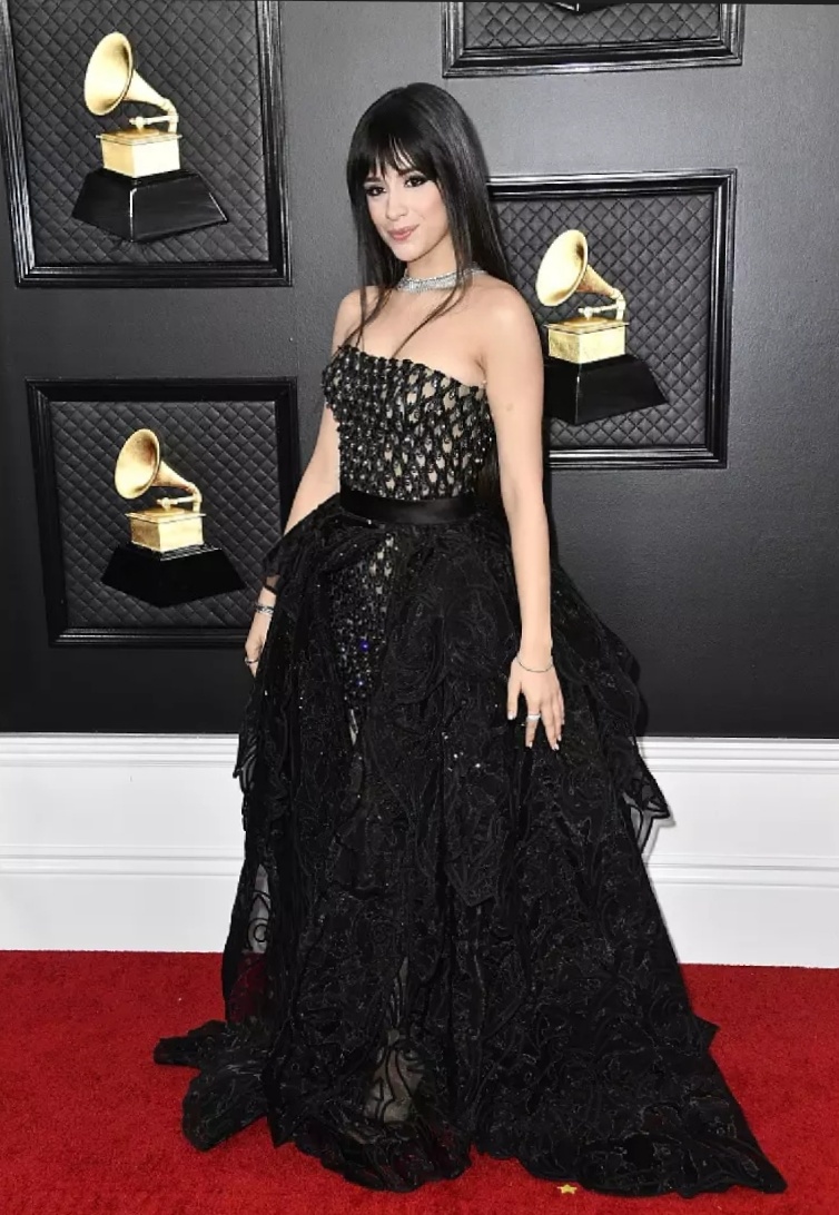 卡妹穿黑色抹胸裙亮相格莱美,化身暗黑萝莉,又美又酷