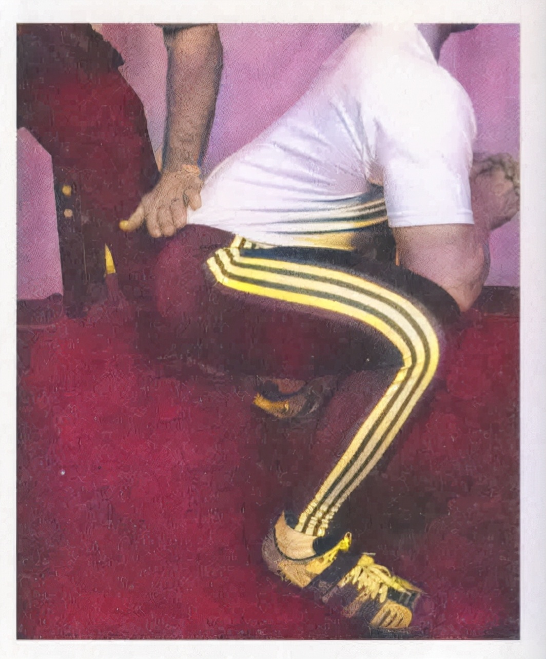 深蹲髋部发力图解,深蹲要求髋部内旋还是外旋