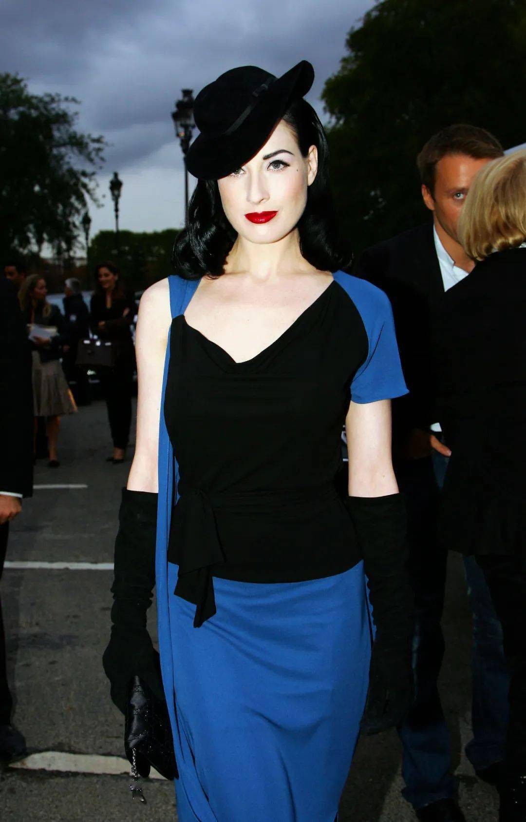 她19岁成为脱衣舞娘身家2亿,拒绝查尔斯邀约,女人都会被她迷住