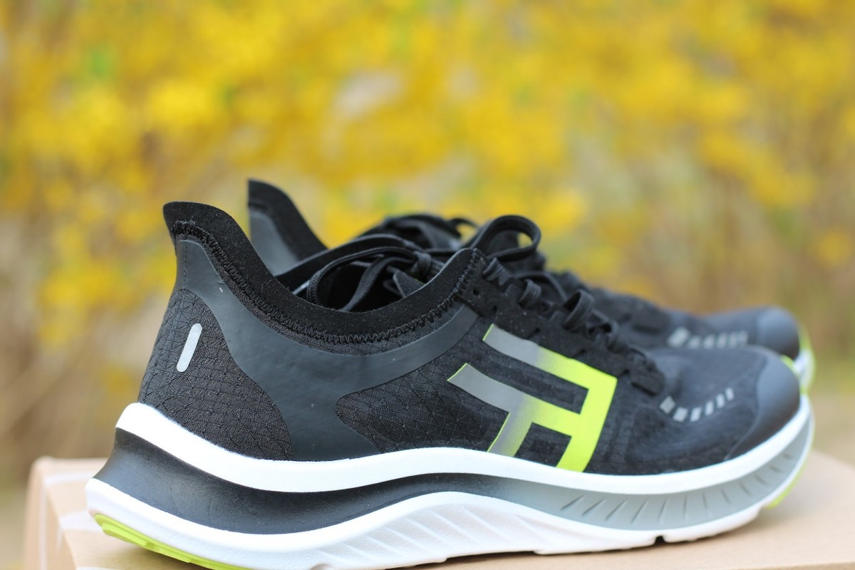 freetie轻跑鞋一代和二代,小米freetie云弹轻跑鞋