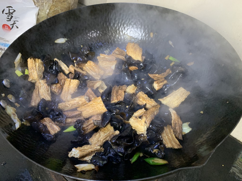 炒木耳要怎么才能爆炸,炒木耳总是噼里啪啦