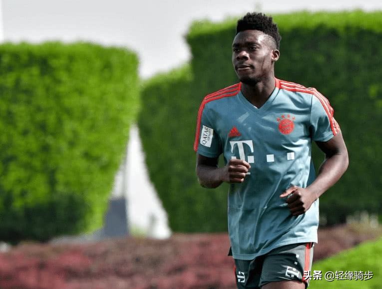 拜仁阿方索戴维斯边路捂嘴受伤,拜仁19号阿方索戴维斯