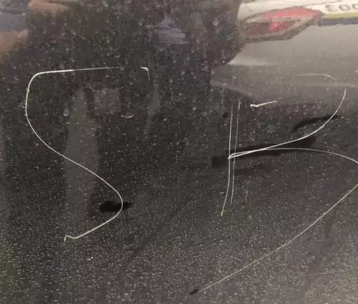 心态炸了!被奔驰宝马夹住3小时后,姑娘愤而在俩车上划了十几个字母