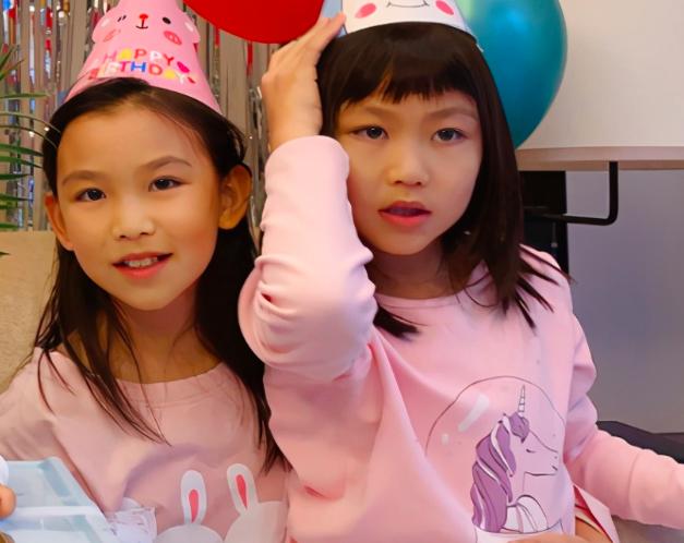 蔡少芬晒与小儿子外出照,蔡少芬带三个孩子和婆婆