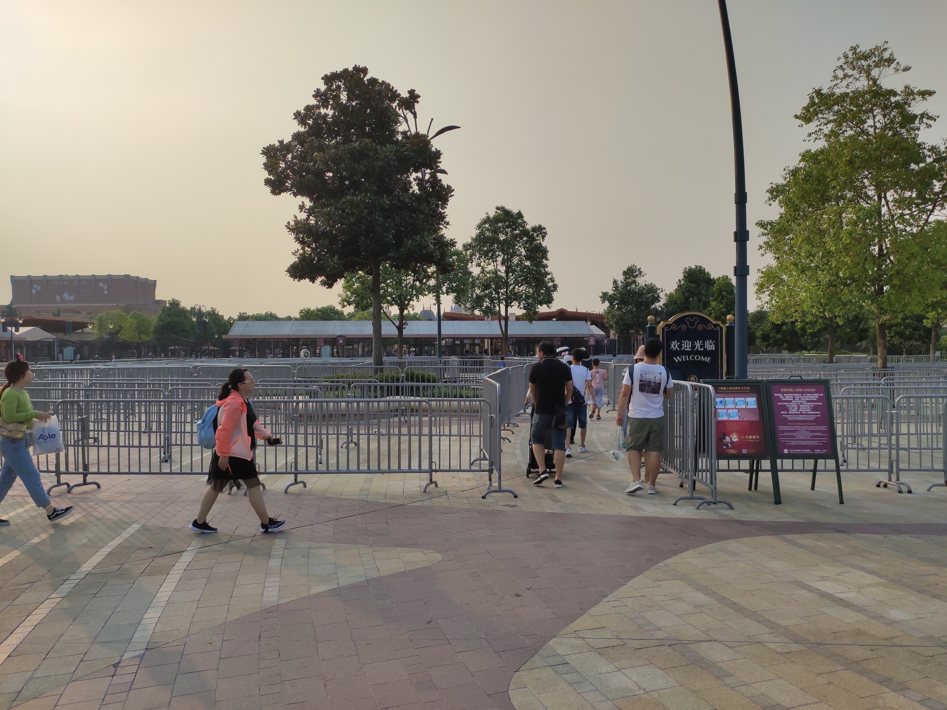 上海迪士尼一大一小旅游攻略,上海迪士尼吃住攻略讲解